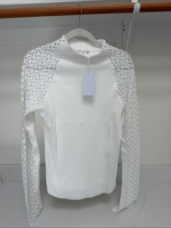 AEMI+CO Tops - Aemi + Co White Knit Lace Sleeve Top
